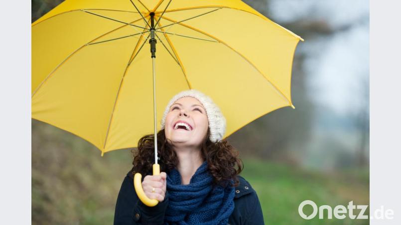 Ein Spaziergang im Regen kann nicht nur viel Spaß, sondern auch richtig glücklich machen. Bild: contrastwerkstatt – stock.adobe.com