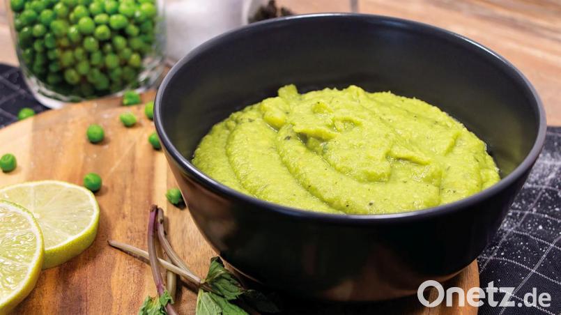 Wer krank ist, dem fehlt oft der Appetit. Gesund, lecker und auch bei Schluckbeschwerden problemlos zu genießen, ist eine Erbsen-Kartoffelsuppe. Bild: Kartoffel-Marketing GmbH