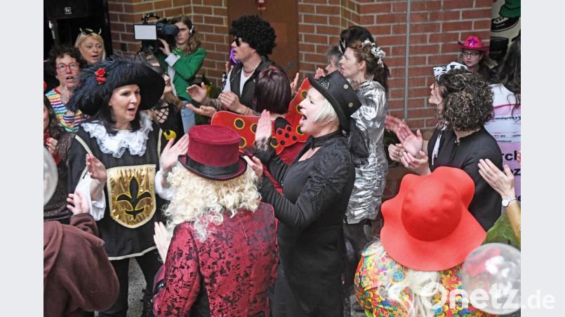 Die Rathausmitarbeiter haben nur Fasching im Sinn. Bild: Gabi Schönberger