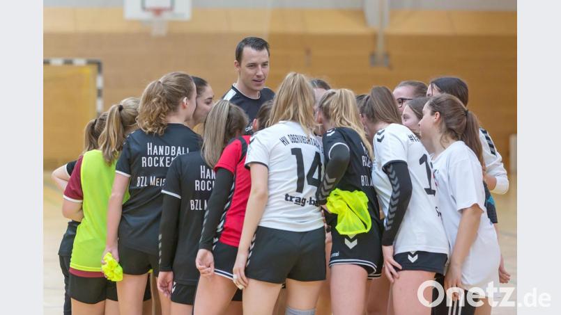 Eine Trainingseinheit nach er anderen: Handballteams des Ortenburg-Gymnasiums und des HV Oberviechtach bekamen von Dominik Klein wertvolle Tipps. Bild: Guenter Uschold