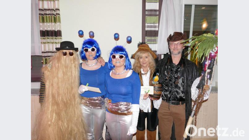Die Aliens sicherten sich bei der Maskenprämierung die Siegesprämie von 30 Liter Bier. Platz zwei ging an die Piraten (rechts), Dritter wurde &quot;Cousin Itt&quot; (links). Bild: rwo