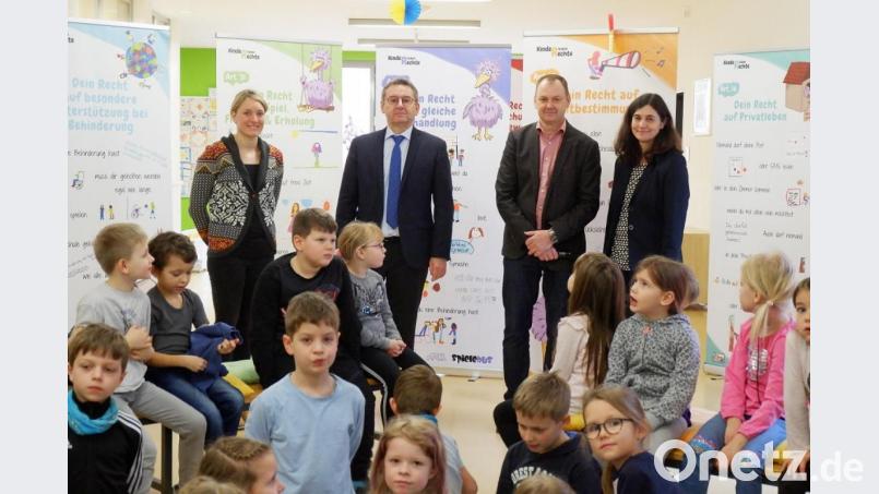Bei der Eröffnung der Ausstellung in der Grundschule Ebermannsdorf im Gespräch mit den Kindern (von links): Claudia Mai vom Kreisjugendring, Bürgermeister Josef Gilch, Jugendbeauftragter und Zweiter Bürgermeister Erich Meidinger sowie Schulleiterin Heidrun Leitz. Bild: wec