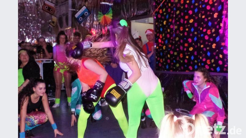 „Zoff“ im Karneval! In den Aerobic-Auftritt der Prinzengarde haben die Trainerinnen sogar einen Boxkampf integriert. Bild: jml