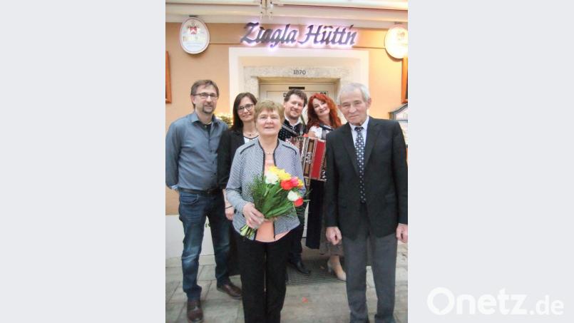 Ihren 75. Geburtstag begeht Marianne Boßle (vorne Mitte). Da steht insbesondere die Familie mit Ehemann Josef (rechts) und den Kindern eng zusammen. Bild: gm