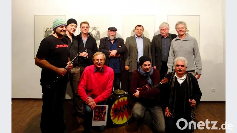 Zweiter Bürgermeister Günter Koller (hinten, Dritter von rechts) mischt sich bei der Vernissage in der Galerie der Gruppe 81 unter die Reihen der Bettlerbigband. Bild: müb