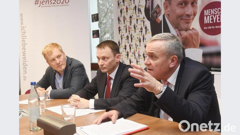 Oberbürgermeister Kurt Seggewiß (von rechts), SPD-Oberbürgermeister-Kandidat Jens Meyer und Fraktionschef Roland Richter weisen Unterstellungen, die SPD wolle nach der Wahl die Krankenhäuser privatisieren, scharf zurück. &quot;Fake News.&quot; Die Krankenhäuser bleiben in kommunaler Hand. Bild: Gabi Schönberger