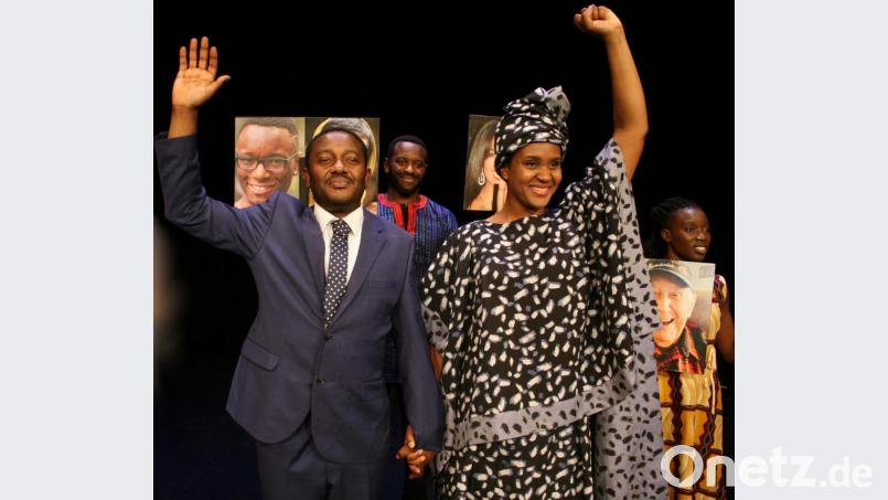 Nelson Mandela ist frei - doch noch lange nicht am Ende seines Weges. Das Stück &quot;Free Mandela&quot; erzählt vom Aufbau eines neuen Südafrikas. Bild: American Drama Group Europe