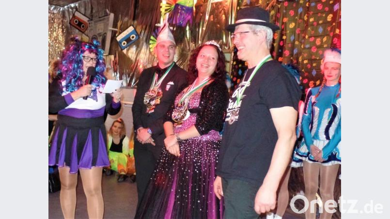 Strahlendes Lachen des Prinzenpaares, ein Küsschen von der Prinzessin und der Faschingsorden. Kein Wunder, dass Hermann Prechtl (rechts) fast bis zu den Ohren strahlt, während Moderatorin Heike Bertelshofer von seiner sexy Ausstrahlung hin und her gerissen ist. Bild: jml