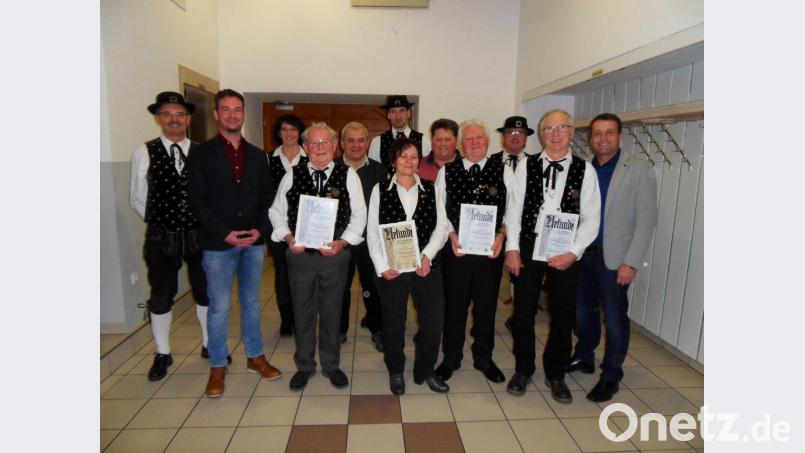 Vorsitzender Lorenz Gebert (links), sein Stellvertreter Robert Zimmermann (hinten, Mitte), Zuchtleiter Torsten Große-Freese (Zweiter von links) und stellvertretender Bürgermeister Uwe Bergmann (rechts) mit weiteren Vorstandsmitgliedern und den geehrten Mitglieder (vorn, ab Dritter von links) Hans Stubenvoll, Leni Bruckner, Michael Stubenvoll und Josef Kredler. Bild: ads