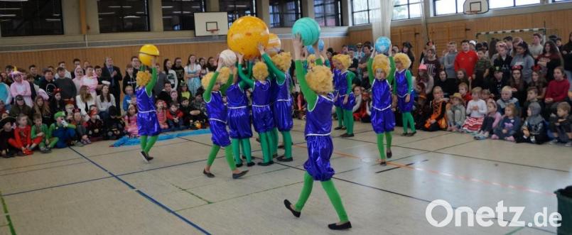 Bambini-, Jugend - und Juniorengarde begeisterten an der Doktor-Eisenbarth-Schule die Schülerinnen und Schüler mit ihren zackigen Gardemärschen und phantasievollen Showtänzen. Bild: weu