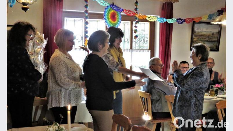 Die Kolleginnen vom Kinderschutzbund gratulierten ihrer Vorsitzenden mit einem sehr persönlichen, liebevoll ausgeschmücktem Gedicht. Bild: ubb