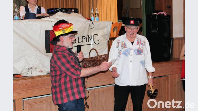 Für seinen unermüdlichen Einsatz über Jahrzehnte beim Kinderfasching wurde Helmut Schaumberger (rechts) ein besonderer Dank zuteil. Reiner Gärtner (links) überreichte ein Buch mit Büttenpredigten und Bibelreimen. Bild: bsc