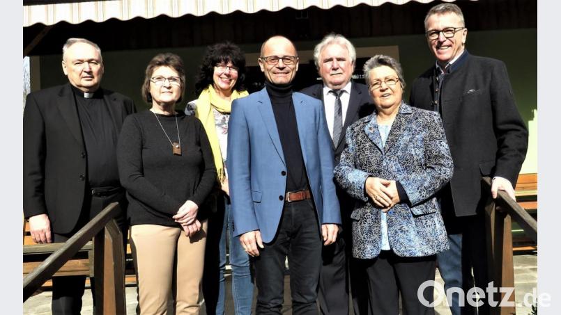Inge Pannrucker Zweite von rechts) hatte viele Gäste. Darunter gratulierten aus Politik,Kirche und Vereiinswesen Sadtpfarrer Georg Flierl, vom Kinderschutzbund Gabriele Kohl und Monika Schmiedel, Alfred Scheidler, Peter Gold und Franz Stahl (v. li.) Bild: ubb