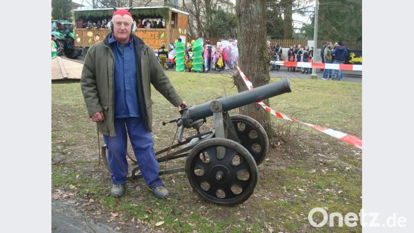 Alois Wurm kurz vorm Abfeuern der Salutkanone im Stadtpark: Der Startschuss für den Gaudiwurm. Bild: wmr