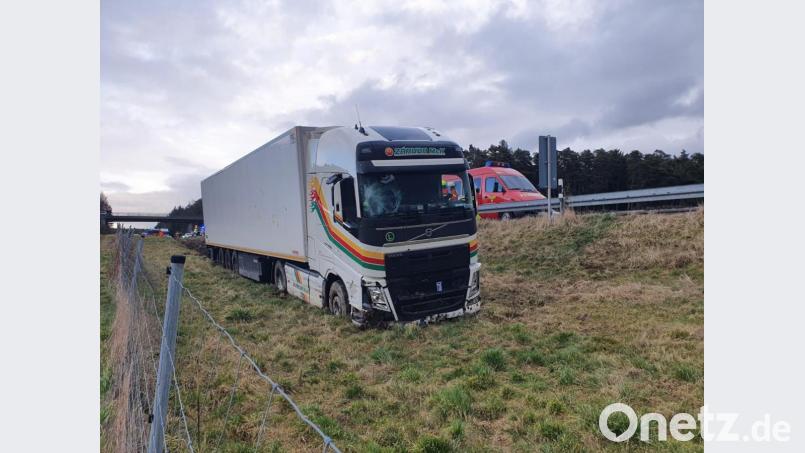 Auf der A93 kam ein Lkw an der Anschlussstelle Abensberg in Fahrtrichtung von München Richtung Regensburg von der Straße ab. Bild: Alexander Auer