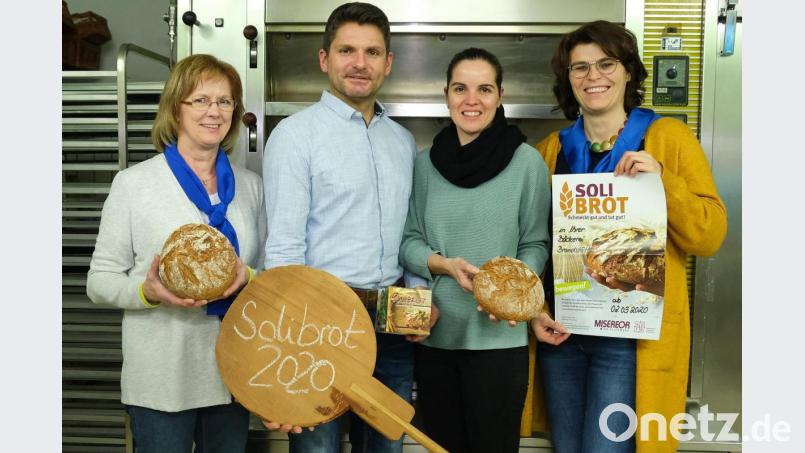 Letzte Absprachen trafen die Vertreterinnen des Frauenbund Teunz Gertraud Hummer (links) und Heike Krafczyk (rechts) mit Andreas und Veronika Brandstätter (Mitte). Das Solibrot gibt es in der Bäckerei Brandstätter vom 2. März. bis 11. April und beim Fastenessen der Pfarrei Teunz am 29. März. Bild: MEDIENWERKSTATT.K