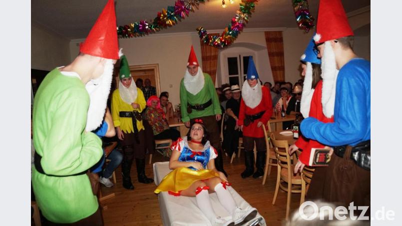Schneewittchen und die sieben Zwerge war das Thema der traditionellen Einlage der Feuerwehrjugend beim Pullenrieder Feuerwehrball. Bild: weu