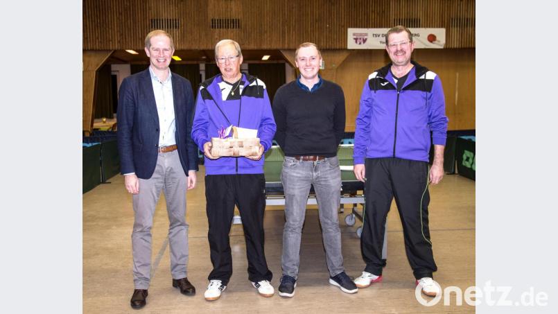 Alfred Braun (Zweiter von links) hat 1500 Tischtennisspiele erreicht. Dafür ehrten ihn: Konrad Kiener (links), Manuel Jungwirth (Zweiter von rechts) und Dieter Buchner (rechts). Bild: wdb