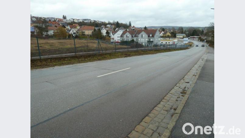 An dieser Stelle der Regensburger Straße entsteht eine Linksabbiegespur zum Einkaufszentrum. Bild: Wilhelm Amann
