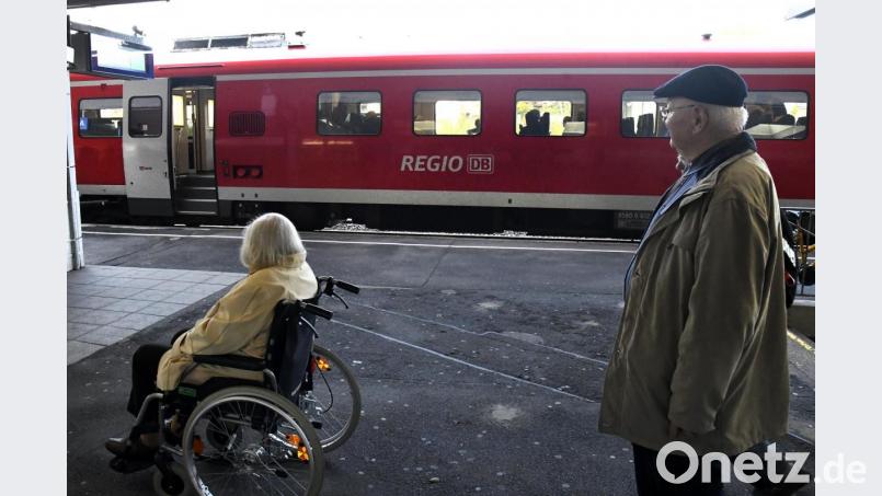 Schwermütig blicken Irmgard und Winfried Huber dem Zug hinterher, der sie nach Nürnberg zu ihrem Enkel Christoph und zum Grab ihres Sohnes Jörg bringen könnte. Da Gleis 2 für die Rollstuhlfahrerin aber unerreichbar ist, fährt sie mit ihrem Mann in die andere Richtung und steigt in Regensburg barrierefrei um. Bild: Petra Hartl