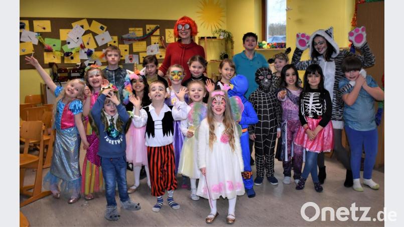 Die Nachwuchsmusiker des Musikvereins &quot;Klingenden Töne&quot; feiern in bunten Kostümen Fasching. Bild: rgr