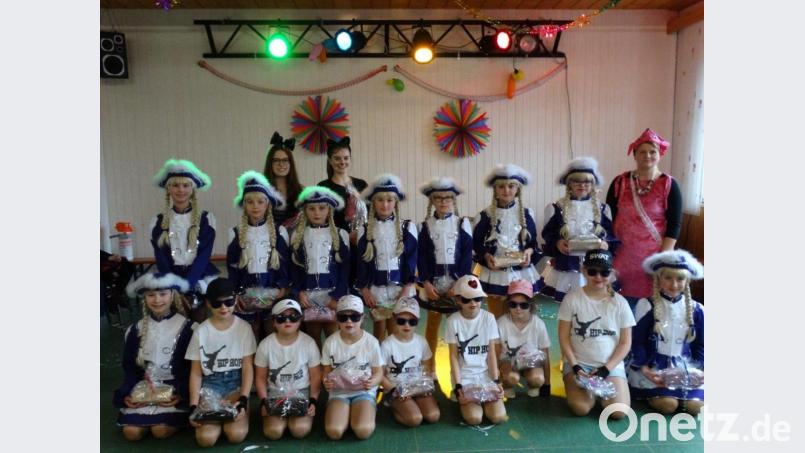 Ein Höhepunkt des Kinderfaschings beim SV Trevesen, war der Auftritt der Tanz- und Gardegruppe des TUS Neusorg. Vorsitzende Beate Sporrer (rechts, stehend) überreichte Geschenke an die Mädchen und ihre Trainerinnen Pia Wegmann und Lena Kuchenreuther (hinten, stehend) Bild: twg