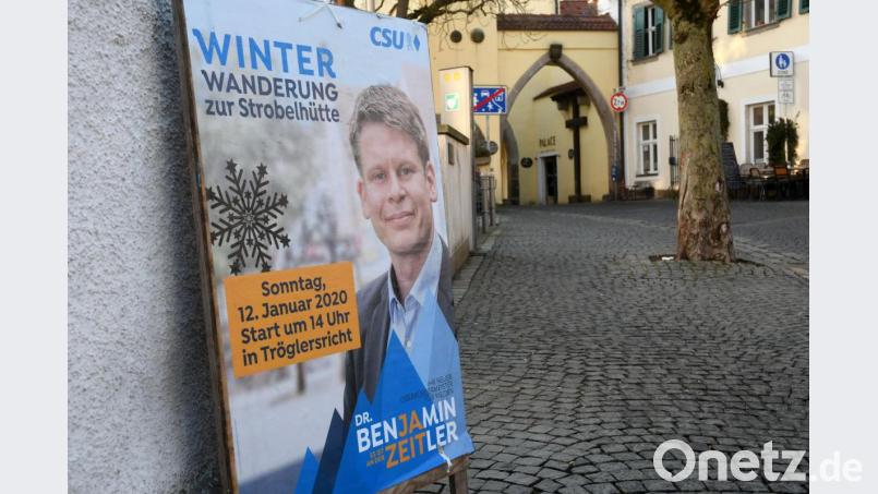 OB-Kandidat Benjamin Zeidler ziert die CSU-Einladung zur Winterwanderung. &quot;Wir plakatieren bei aktuellen Veranstaltungen wie die anderen Parteien&quot;, sagt CSU-Kreisverbandschef Stephan Gollwitzer. &quot;Bei den Wahlplakaten halten wir den vorgeschriebenen Zeitraum ein.&quot; Bild: Gabi Schönberger