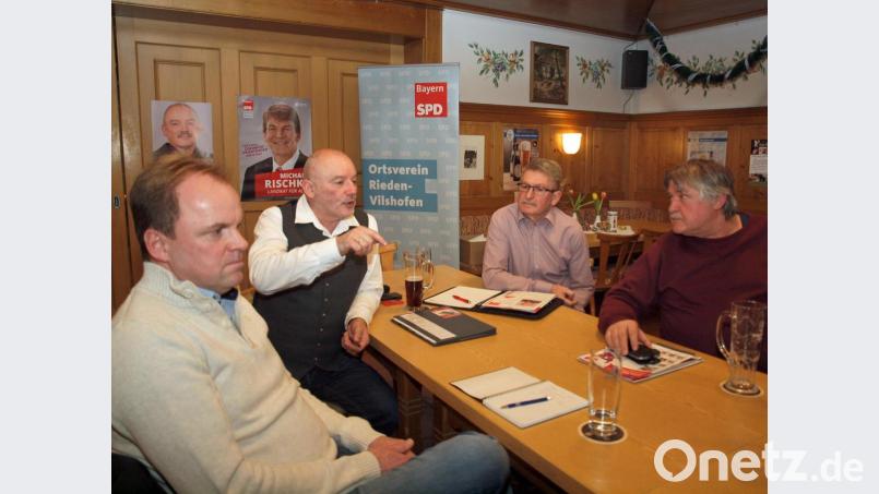 Bürgermeisterkandidat Gerhard Schnabel (Zweiter von links) mit (von links) Josef Hollweck, Ortsvorsitzendem Georg Söldner und Marktgemeinderat Josef Spies. Bild: sön