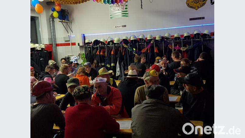 Volles (Geräte-)Haus bei der Neudorfer Feuerwehr am Rosenmontag beim Helmabend. Bild: hme