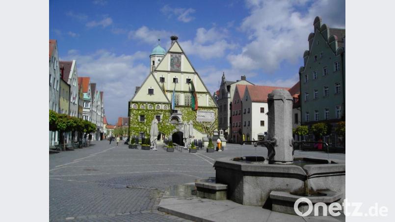 Unter dem Altstadtpflaster fließt der Stadtbach durchs Rathaus. Die SPD könnte sich vorstellen, den Wasserlauf wieder ans Licht zu holen. Archivbild: sr