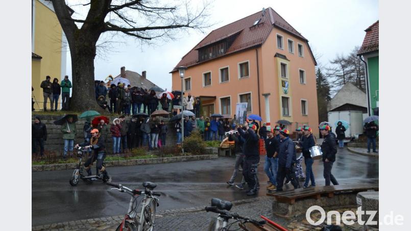Mit einem Trauermarsch zogen heuer die Spieler des Faschingsvereins auf dem Marktplatz und betrauerten den Weggang des Pfarrers und das Aufhören des Bürgermeisters. Bild: gi