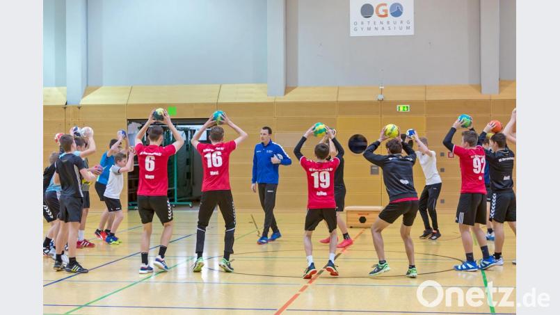 Dominik Klein trainiert mit den Teams des OGO und des HV Oberviechtach. Bild: Guenter Uschold