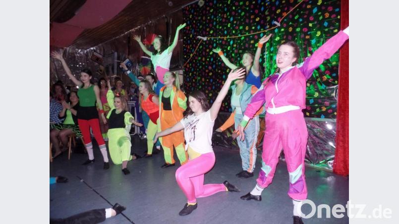 Die Figuren sitzen und Spaß macht es den Gardemädchen auch, wie man sieht. Bild: jml