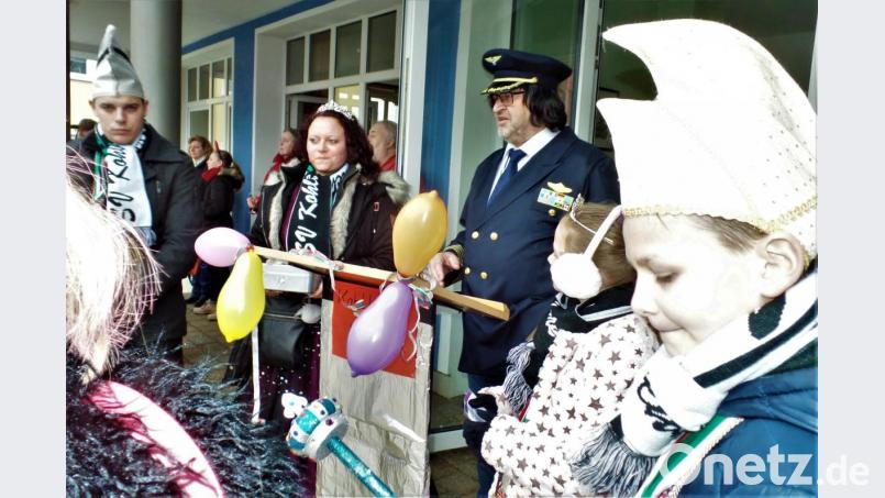 Bald ist nicht nur bei den Luftballons am Pult der Inhalt raus und die Kasse muss zurückgegeben werden. Klar, dass Prinz Tobias I. und Prinzessin Jessica I. da traurig schauen. Auch das Kinderprinzenpaar Kilian und Theresa (von rechts) müssen das Zepter wieder abgeben. Bild: jml