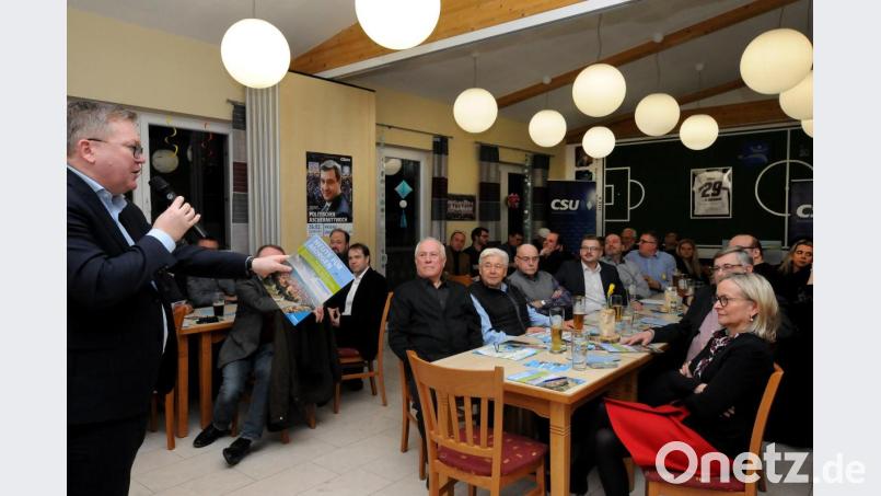 Unter dem Motto „Heute für morgen“ stellt die CSU im Pandurenpark in Raigering ihr Wahlprogramm vor. Ausgearbeitet wurden die Ideen und Ziele von den Kandidaten in einzelnen Gruppen, die Anmoderation für die einzelnen Bereiche übernimmt Oberbürgermeister Michael Cerny (links). Bild: Stephan Huber