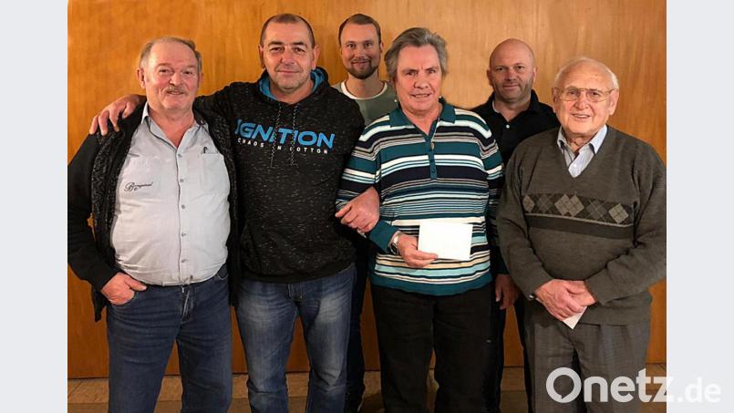 Spaß und mehr oder weniger Erfolg beim Preisschafkopf der DJK Letzau hatten 
Josef Kindl (von links), Jürgen Plößl, zweiter Vorsitzender Bernhard Kick, Heidi Strobl, Vorsitzender Mario Bäumler und Hans Zenger. Bild: zer