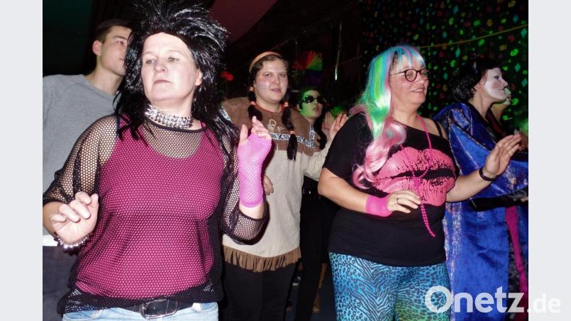 Bei heißen Faschings-Hits ist die Tanzfläche brechend voll. Bild: jml