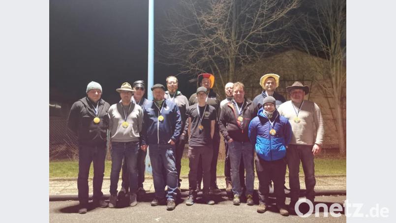 Fünf Mannschaften gingen beim Faschings-Hobbyturnier des Eisclub Konnersreuth an den Start. Sieger wurde die Mannschaft &quot;Schmidmoa&quot;. Bild: exb