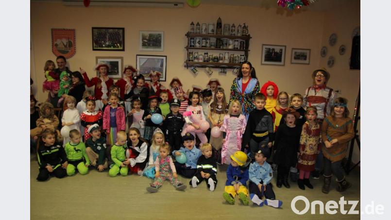 Eine tolle Stimmung herrschte beim Kinderfasching der Feuerwehr Querenbach,. Im Bild ein Großteil der Kinder mit der Münchenreuther Garde (hinten). Bild: kro