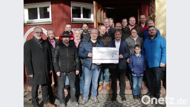 Wurz hält zusammen und das nicht nur bei Veranstaltungen wie der 950-Jahr-Feier im vergangenen Jahr, sondern auch bei der Spendenaktion, dessen Erlös. Özkan Kürkcü (links vom Scheck) an Günther Lindner übergibt. Bild: tok