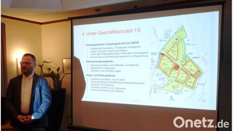 Ralf Hüsgen ist der Mann hinter dem Projekt Campingpark. Er erläuterte den Bürgern in Kastl seine Ideen. Bild: jp