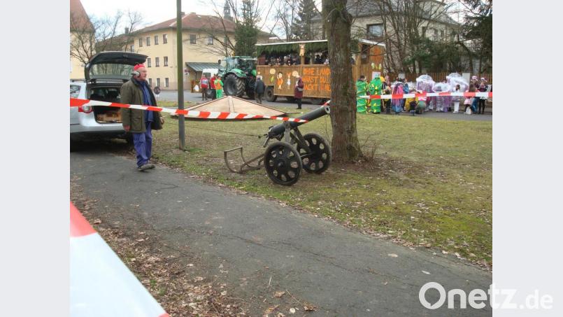 Alois Wurm kurz vorm Abfeuern der Salutkanone im Stadtpark: Der Startschuss für den Gaudiwurm. Bild: wmr