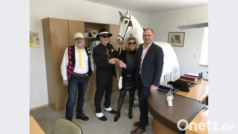Bürgermeister Richard Kammerer (links) geht mit 200 Euro auf den traditionellen Handel ein und hatte mit dem Team der Schimmel AG viel Grund zum Lachen. Bild: knh