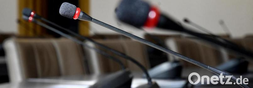 Durch die Mikrofone sprechen üblicherweise die Kreis- und Gemeinderäte bei Sitzungen, wenn sie Anliegen öffentlich vortragen. Wer auf den Stühlen Platz nehmen darf, entscheidet die Kommunalwahl am 15. März. Bild: Petra Hartl