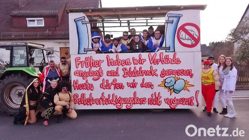 Der Faschingswagen der BRK-Rettungswache Eschenbach mit dem Text &quot;Früher haben wir Verbände angelegt und Blutdruck gemessen, Heute dürfen wir den Selbstverteidigungskurs nicht vergessen!&quot; an der Seite. Bild: jma