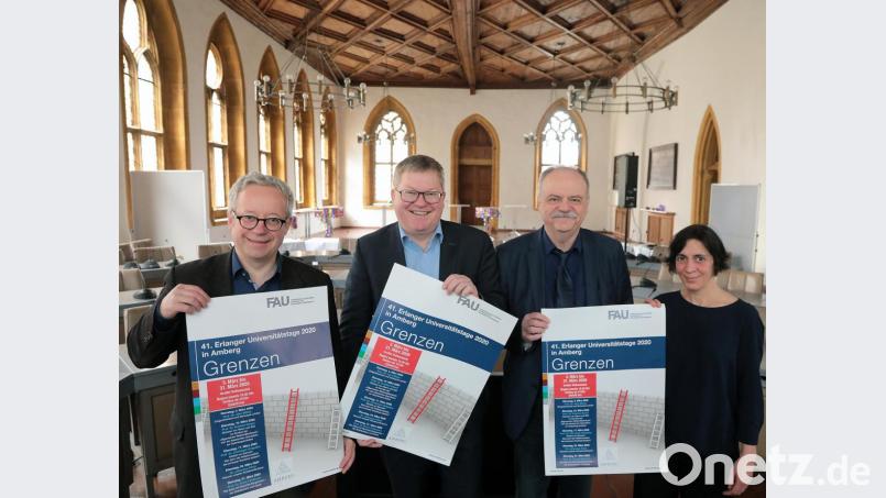 Ein Gruppenbild in den Grenzen des Großen Rathaussaals. Im Bild von links: Kulturreferent Fabian Kern, Oberbürgermeister Michael Cerny, Professor Rudolf Freiburg und Kulturfachkraft Barbara Cosima Frey. Bild: Wolfgang Steinbacher
