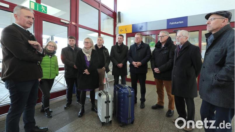 Auch wenn sich die CSU-Vertreter am Bahnhof versammelt haben, sie kamen nicht zum Verreisen hierher, sondern zum Verkünden. Bild: Wolfgang Steinbacher