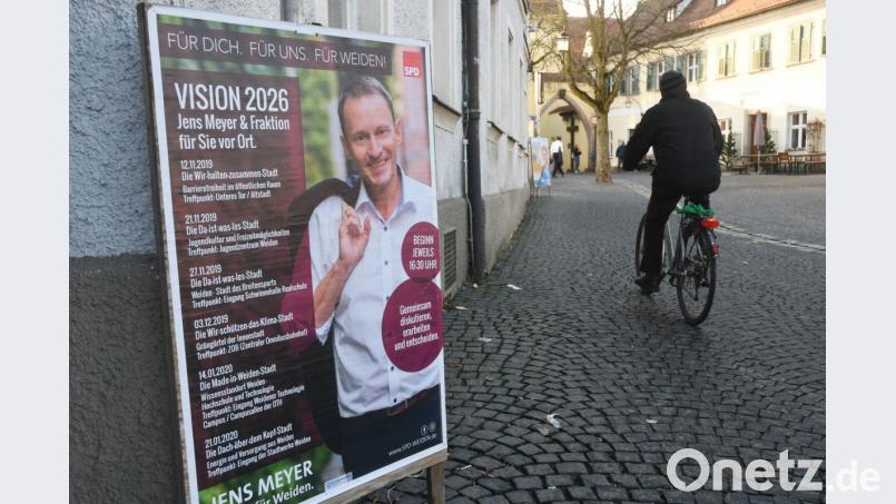 Auch wenn OB-Kandidat Jens Meyer die Passanten anlächelt. &quot;Das ist kein Wahlplakat, sondern ein Plakat mit Hinweis auf Informationsveranstaltungen und somit schon vor der 6-Wochen-Frist erlaubt&quot;, erklärt Stadtverbandschefin Sabine Zeidler. Bild: Gabi Schönberger