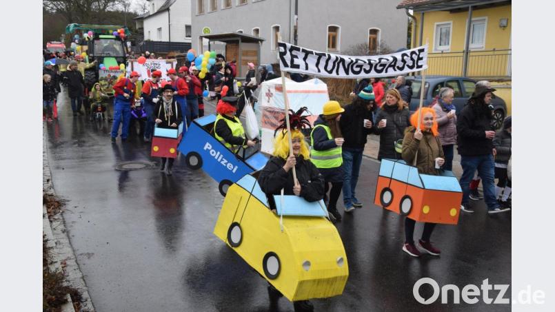 Die Siedler und Freunde sorgen beim Gaudiwurm für die dringend erforderliche Rettungsgasse. Bild: fz
