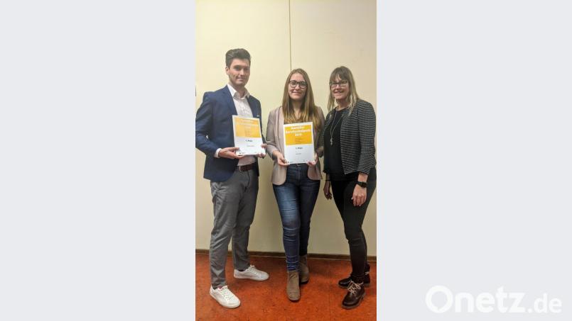Mit dem renommierten Aumüller-Berufsschulpreis wurden Alexander Schirmer (links) und Victoria Murr (Mitte) ausgezeichnet. Mit im Bild die Personalverantwortliche der Marketingagentur „C3“, Kerstin Burkhard. Bild: exb